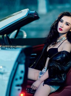 性感车模风情万种迷人写真摄影