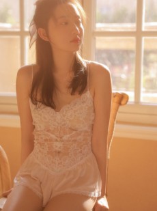 阳光下清纯小姐姐白丝蕾丝装清纯图库