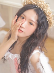 白嫩小美人双眼澄澈漂亮写真