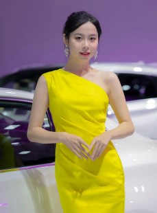 美女车模性感香肩火辣美腿套图