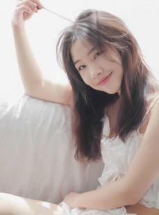鲜嫩多汁的大胸mm傲人事业线让人欲罢不能的波涛汹涌私房照