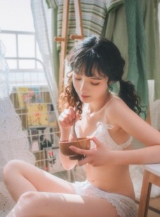 娇小可爱型小妹阳光写真