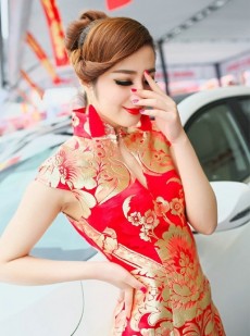 红色旗袍美女车模前凸后翘私拍
