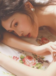 长发美女吊带白裙慵懒随性私拍