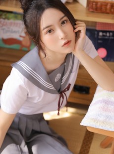 日韩美女镜头前演绎制服诱惑可爱萌白酱女神写真