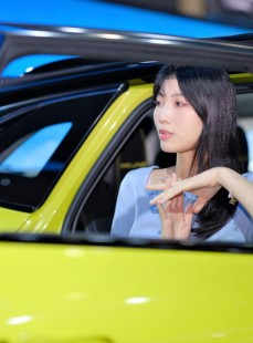 车展上的美女车模温柔动人私拍