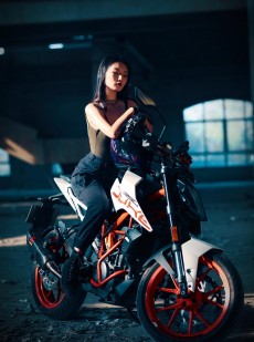 机车美女妩媚红唇迷人电眼写真