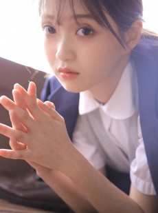 大眼萌妹眼神澄澈迷人艺术照