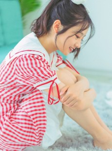 娃娃脸美女格子超短裙笑靥如花私人拍摄