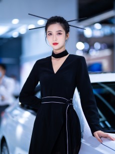 美女车模肤白貌美个高腿长私拍