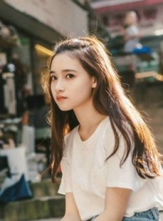 街拍美女牛仔热裤修长美腿写真