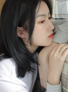 清纯小妹唇红齿白惹火艺术写真