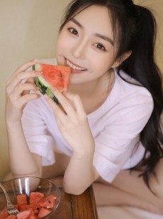 肌肤白皙笑容甜美可人的俏皮美女唯美壁纸少女心