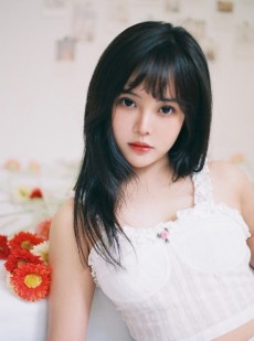 细腰妹妹吊带热裤性感私人拍摄