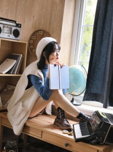 00后软妹子美腿修长性感写真