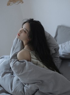肌肤光滑细嫩的气质佳人香肩雪白性感女生照片