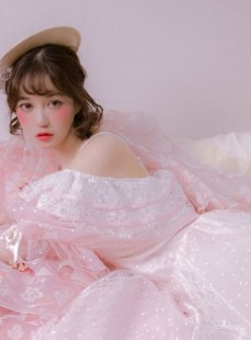 洛丽塔风妹子粉色蕾丝裙复古风慵懒美女个性写真