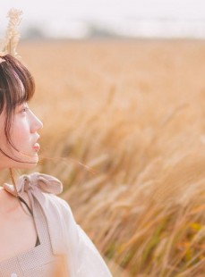 雪白细嫩的艳妇不带遮挡迷人乳沟性感图片