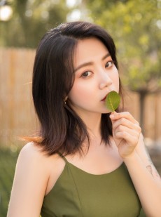 气质妩媚惹火的头条女神户外清凉吊带香肩白皙诱人写真
