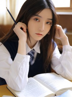 教室美女学生制服白丝美腿私拍
