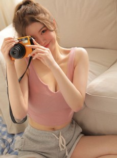 一起来玩游戏啊！有点小肉肉的性感身材美女居家休闲短裤写真美照