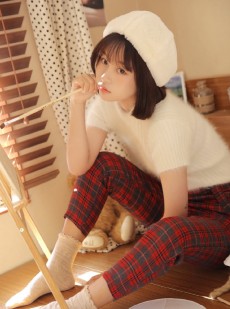 睡衣美女齐肩短发乖巧文静图片