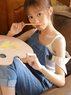 丸子头美女牛仔背带裤私房写真