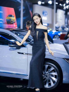 高跟美女车模小露香肩私人拍摄