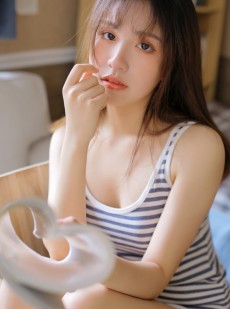 酥胸小妹子身姿窈窕女生照片