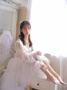 北大校园女神闺房清纯养眼玉足美腿白纱长裙写真