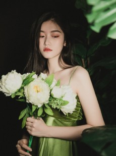 身材高挑纤细的气质小姐姐抹胸长裙完美私拍