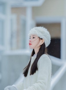 长发美女红唇雪肤冬日雪地写真