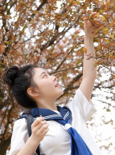 长得眉清目秀的俏皮丸子头美女气质清爽穿着海军制服诱惑写真