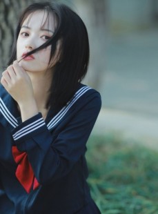 清纯美女校花学生制服户外写真