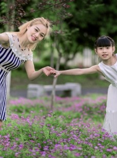 清纯户外母女温馨治愈养眼日常生活写真图片