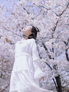 白裙妹子樱花园里气质套图