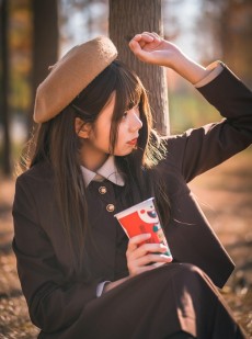 唇红齿白的00后漂亮小妹妹户外森系唯美图片