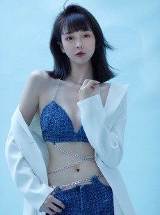 心动了吗？可爱诱人的蓝色吊带内衣美女高清私房写真
