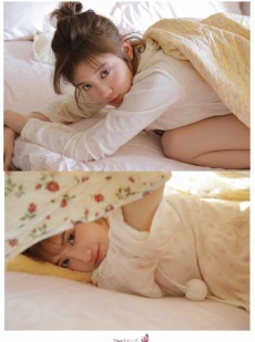 床上粉嫩小女生清纯萌妹纸长腿诱人养眼写真