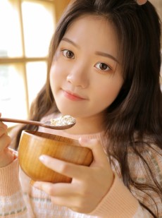 00后粉嫩小妹迷人桃花眼青涩娇羞稚嫩可爱图片
