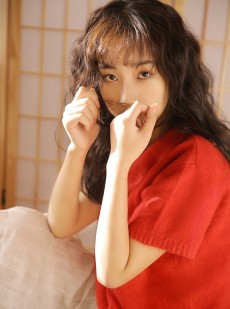 气质慵懒迷人的粉嫩小妹时尚羊毛卷阳光个性写真