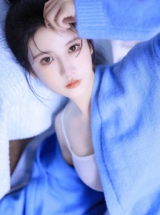 又纯又欲，粉嫩白皙 极品丸子头美少女蓝色毛衣白色短裤醉人私房照