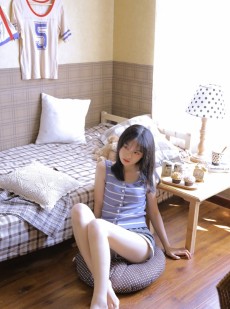 00后小女生条纹背心长腿修长私拍