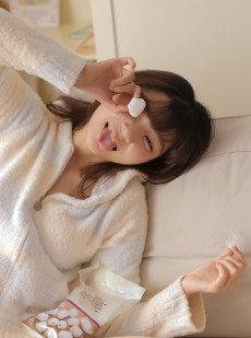 爱笑的女孩古灵精怪俏皮图片