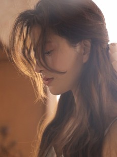 文艺美女私人拍摄吊带碎花长裙清纯写真