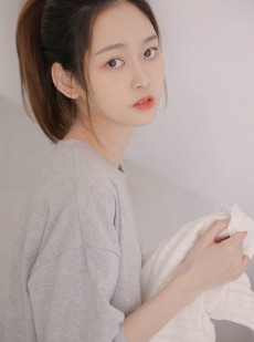 柔若无骨的小美人清纯活泼私房写真