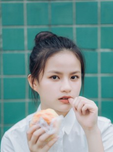 丸子头美女学生妹清新脱俗私拍