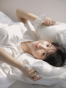 玉体横陈的小美眉阳光下私房照