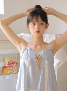 丸子头童颜少女吊带睡衣香肩锁骨肌肤雪白女生照片