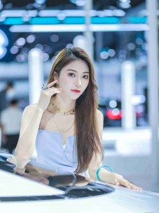 高挑有型美女车模吊带香肩套图